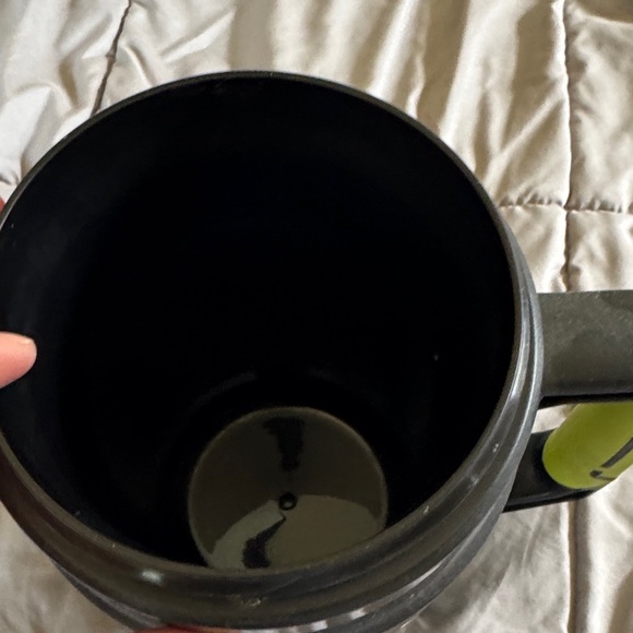 Igloo Black and Silver Mug with Yellow Accent - Picture 3 of 5